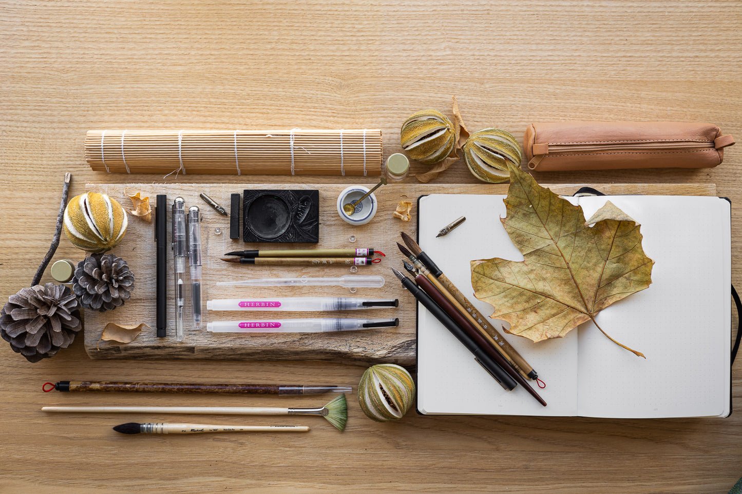 Présentation d'une collection d'instruments d'écriture et de dessins de RWR Crafts